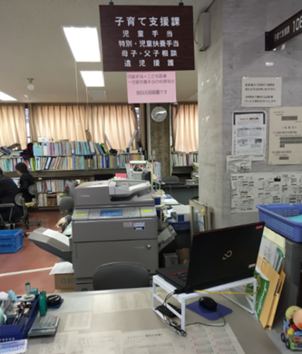 市役所で保育園の入園手続きをする 弘前の市役所