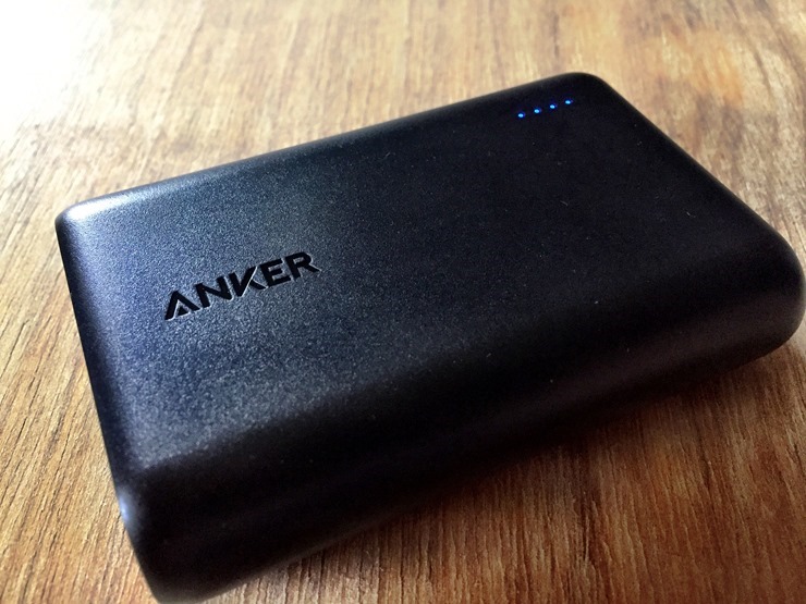 光沢のあるブラックがかっこいい Anker PowerCore 10000の色