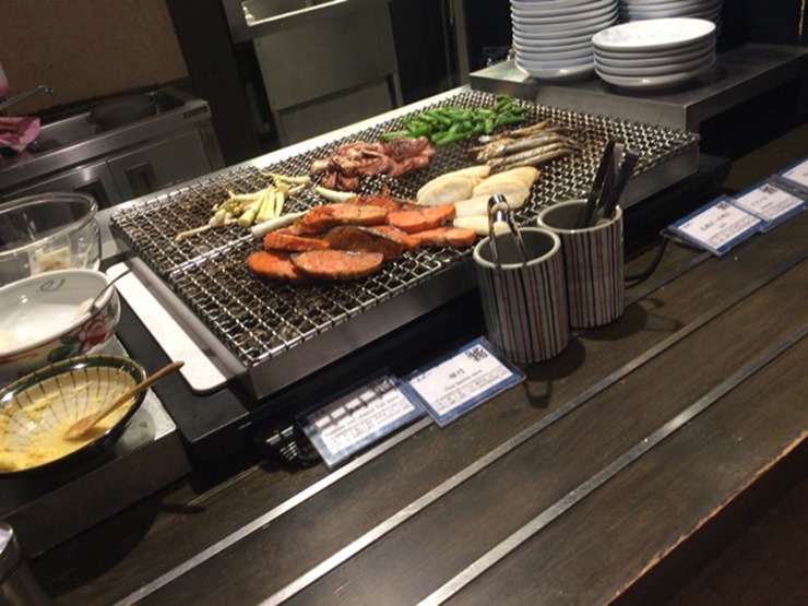 焼き物は網いっぱい! ラビスタ函館ベイ朝食の焼き物